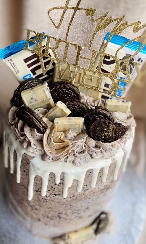 Hershey Themed Birthday Party, Hersheys Cookies And Cream Cake, Cookie And Cream Hershey, Chocolate Cake With White Drip, Cookies And Creme Cake, Chocolate Hershey, Creative Birthday Cakes, White Cake, Drip Cakes