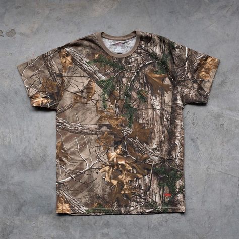 Skater Clothes, Couture 2023, Fall Couture, Skater Outfits, Camo Shirt, Graphic Ideas, Camo Tee, Baggy Style, December 27