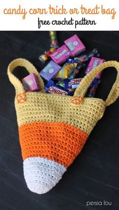 This sweet little Crocheted Candy Corn Bag is a free Halloween crochet pattern that works up quickly and is perfect for trick or treating! Candy Corn Crochet, Corn Crochet, Bag Free Crochet Pattern, Corn Bags, Diy Crochet Patterns, Crochet Shell Stitch, Halloween Crochet Patterns, Crochet Fall, Holiday Crochet