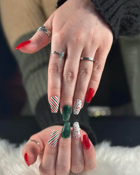 21 Red and Green Christmas Nails - Ak Pal Kitchen Green White And Red Nails, Christmas Nail Ideas Red And Green, Dark Green And Red Nails, Red And Green Xmas Nails, Red And Green Chrome Christmas Nails, Christmas Nails Red Green White, Green And Red Nails Christmas, Christmas Red And Green Nails, Red And Green Glitter Nails