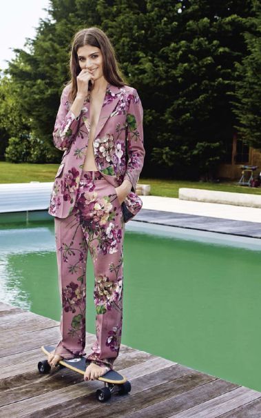 Alma Jodorowsky wears a floral Gucci suit for Vogue France. Summer Dresses Floral, Birthday Outfit Ideas For Women, Floral Suit, Birthday Outfit For Women, Birthday Outfit Ideas, Women Summer Dresses, Cool Winter, Pink Suit, Woman Suit Fashion