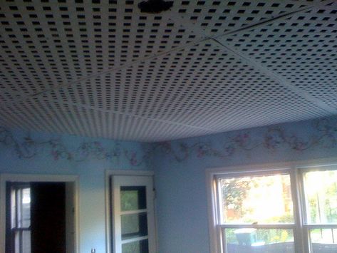 Interesting idea...Lattice ceiling for unfinished basement.    Maybe on concrete walls? Lattice Ceiling, Unique Ceiling Ideas, Cheap Ceiling Ideas, Basement Ceiling Insulation, Basement Ceiling Ideas Cheap, Ceiling Tiles Basement, Basement Gym Ideas, Basement Ceiling Options, Low Ceiling Basement