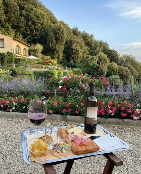 Tuscany Aesthetic, Tuscany Wine, Living In Italy, Italian Table, Italy Aesthetic, Europe Summer, Italian Summer, Tuscany Italy, European Summer