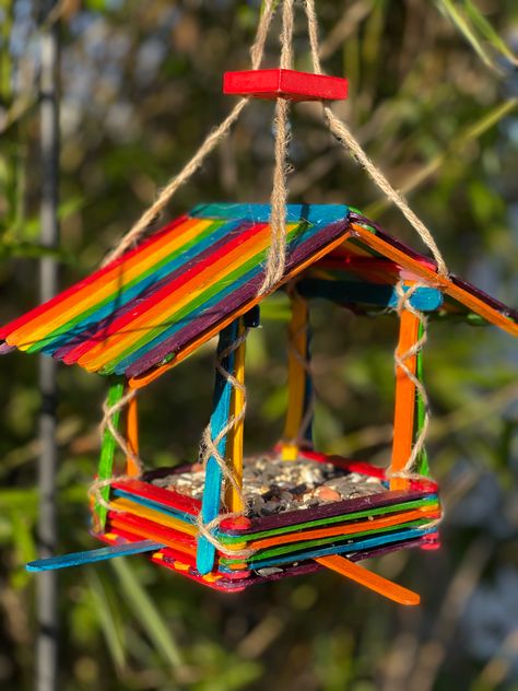 Birds Feeders Homemade, Popsicle Stick Birdhouse, Popsicle House, Puppy Crafts, New Year's Eve Crafts, Bird Feeder Craft, Birdhouse Craft, Simple Holiday Cards, Bird Houses Ideas Diy