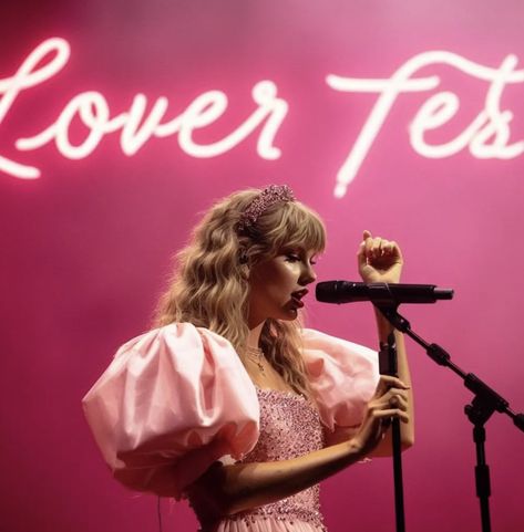 Lover Fest, Lover Album, All About Taylor Swift, Taylor Swift Outfits, Taylor Swift Pictures, Beautiful Places To Travel, Taylor Alison Swift, Three Kids, Music Lyrics