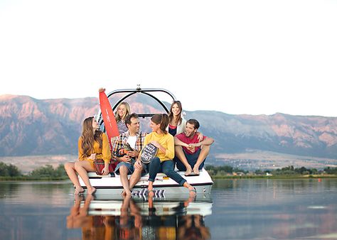 Family Pictures On A Boat, Family Boat Pictures, Family Photos On Boat, Lake Dock Family Photoshoot, Family Dock Pictures, Large Family Photo Shoot Ideas Lake, Family Holiday Card, Lake Pics, Boat Photoshoot