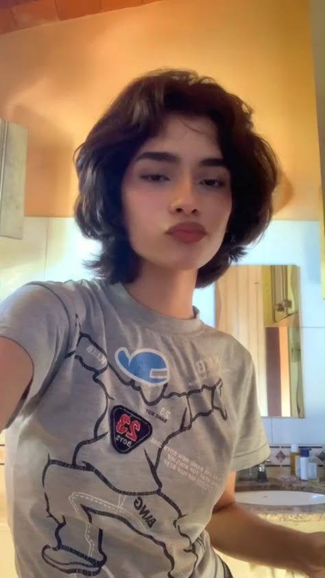 short hair, grown out pixie cut, hairstyles, inspo Grown Out Pixie Cut, Growing Out Pixie Cut, Long To Short Haircut, Short Hair Makeup, Shortish Hair, Pixie Cut Hairstyles, Ideas De Pelo, Grown Out Pixie, Hair Tomboy