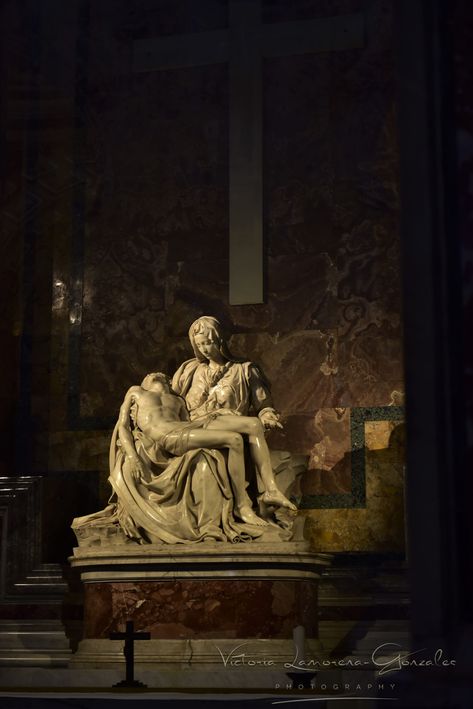 Sculpture work of Michelangelo Buonarroti housed in St. Peter's Basilica, Vatican City David Michelangelo Painting, Vatican Statues, Vatican Sculpture, Michele Angelo, Pieta Michelangelo, Michelangelo Works, The Pieta, Michelangelo Paintings, Michelangelo Sculpture