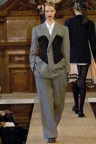 Comme des Garçons Fall 2006 Ready-to-Wear Collection | Vogue Corset Blazer, Diy Vetement, Jenner Outfits, Power Dressing, Mood Board Fashion, Comme Des Garcons, Japanese Fashion, Percy Jackson, Couture Fashion