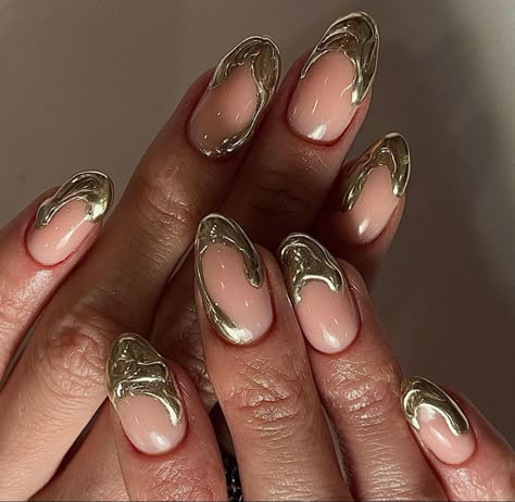 Melted Gold Nails, Melting Metal Nails, Melted Chrome Nails, Melting Nail Design, 3d Silver Nails, Liquid Chrome Nails, Melting Nails, Silver Gold Nails, Gold And Silver Nails