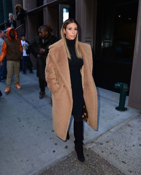 Camel Coat Outfit Winter Style, Kendall Kardashian, Max Mara Teddy Coat, Teddy Coat Outfit, Estilo Kim Kardashian, Edgy Fits, Camel Coat Outfit, Kim Kardashian Dresses, Max Mara Coat