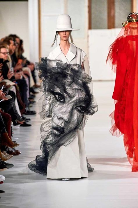 John Galliano's 'Artisanal' Collection For Maison Martin Margiela Benjamin Shine, Crazy Dresses, Haute Couture Paris, Conceptual Fashion, Weird Fashion, Creation Couture, Fashion Images, John Galliano, Mode Inspiration