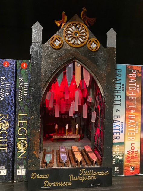 Hogwarts Book Nook, Harry Potter Nook Book, Game Of Thrones Book Nook, Disney Book Nook, Book Nook Shelf Insert Diy Harry Potter, Harry Potter Creative Ideas, Harry Potter Book Nook Diy, Booknook Harry Potter, Harry Potter Book Art