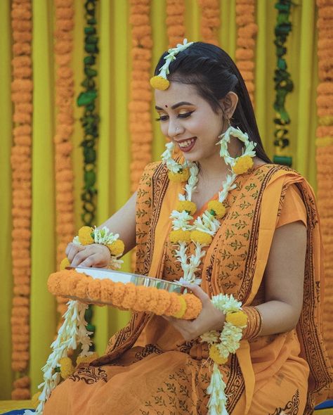 Gaye Holud Bengali Bride, Haldi Flowers, Haldi Board, Haldi Flower Jewellery, Holud Bride, Haldi Look For Bride, Haldi Makeup, Haldi Pose, Haldi Outfit For Bride