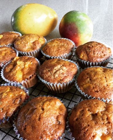 Mango Muffins Recipe, Mango Bread Recipe Hawaii, Mango Atchar, Panama Recipe, Mango Cupcakes, Mango Muffins, Cake Mango, Mango Bread, Hawaiian Foods