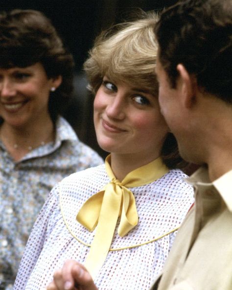 𝓟𝓻𝓲𝓷𝓬𝓮𝓼𝓼 𝓓𝓲𝓪𝓷𝓪 on Instagram: “24th July 1981 The palace saw the days leading up to the wedding as a chance to show off the soon to be Princess Of Wales. Her early style…” Prins William, Prins Harry, Princess Diana Family, Princess Diana Photos, Princes Diana, Diana Fashion, Elisabeth Ii, Charles And Diana, Lady Diana Spencer