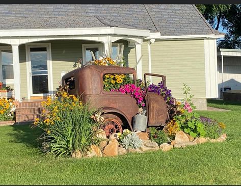 Tractor Parts Yard Art, Backyard Buildings, Old Truck, Vintage Garden Decor, Yard Project, Outdoor Diy Projects, Garden Deco, Outdoor Flowers, Outdoor Garden Decor