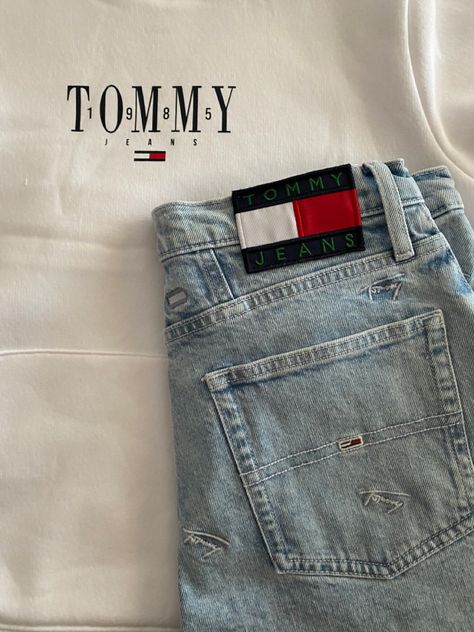 Tommy Hilfiger Men Outfits, Hogwarts Clothes, Casual Aesthetics, Streetwear Luxury, Jeans Label, Luxury Jeans, Street Shopping, Gentleman Aesthetic, Gift Luxury