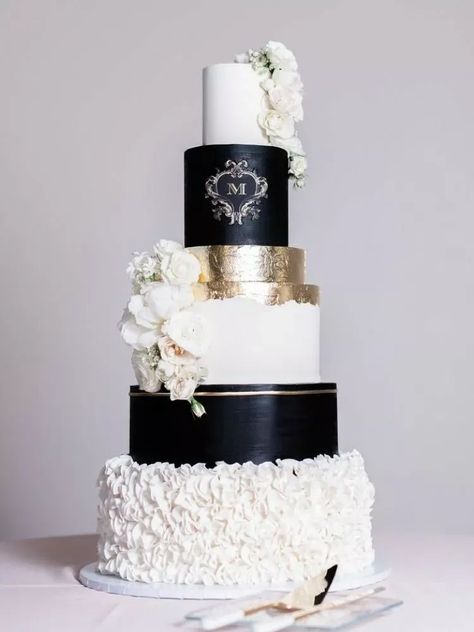 Wedding Cake Fillings, Cakes With Flowers, Romantic Black And White, Knotting Hill, Black And White Wedding Cake, Beauty And Beast Wedding, Black And White Wedding Theme, Lush Wedding, Black Wedding Cakes