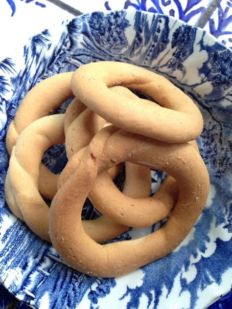 Portuguese Biscuits, Portuguese Biscoitos Recipe, Portuguese Dishes, Almond Biscuits, Portugal Food, Facebook Recipes, Portuguese Desserts, Portuguese Cuisine, Portuguese Food