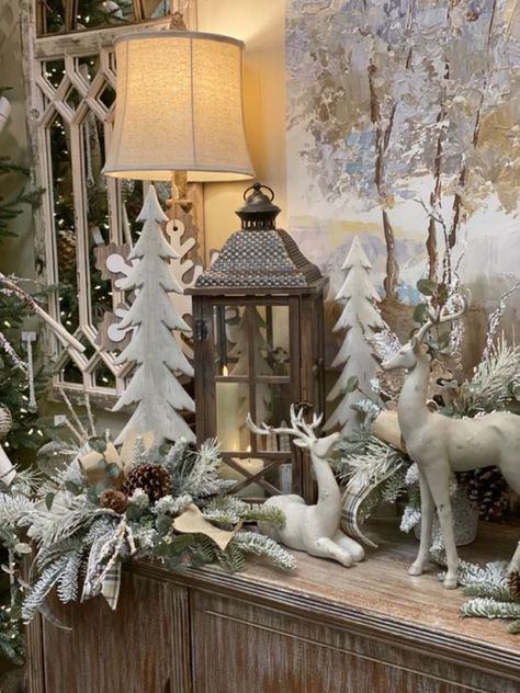 Front Porch Christmas Decor Ideas, Porch Christmas Decor Ideas, Porch Christmas Decor, Front Porch Christmas, Christmas Decor Ideas Diy, Country Christmas Decorations, Christmas Decor Inspiration, Christmas Centerpieces Diy, Christmas Mantel Decorations