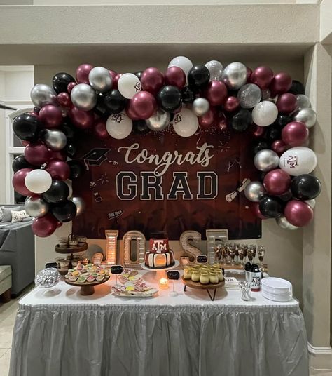 Burgundy Grad Party Decorations, Maroon And Silver Graduation Party Ideas, Maroon And Gray Graduation Party, Graduation Room Decoration Ideas, Texas A&m Party Decorations, Burgundy Graduation Cake, Graduation Cake Table Decorations, Maroon Graduation Cake, Graduation Mantel Ideas