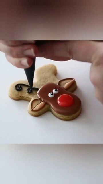 Stephanie | Little Cookie Co on Instagram: "Just a Gingerbread man turned upside down to create the one and only rudolph! Such a great cutter flip (whoever thought of it is awesome!!) . . . . #decoratedbiscuits #decoratedsugarcookies #rudolphcookies #christmasbaking #christmascookiesdecorating #royalicingcookies #cutterflip #howtodecoratecookies" Reindeer Gingerbread Cookies, Little Cookie Co, Cute Christmas Desserts, Rudolph Cookies, Royal Icing Decorated Cookies, Gingerbread Cookies Decorated, Cute Christmas Cookies, Iced Biscuits, 2024 Ideas