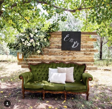 Loveseat Wedding Photos, Couch Wedding Photo Booth, Photo Lounge Wedding, Wedding Couch Photo Booth, Wedding Couch Seating, Backyard Event, Victorian Couch, Western Bridal Showers, Wedding Lounge Area