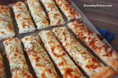 It’s a snap to make our easy cheesy garlic sticks. Store-bought pizza dough, a few spices, and cheese deliver a killer taste that’s ready in 15 minutes! Garlic Sticks, Cheese Bread Sticks, Pizza Sticks, Store Bought Pizza Dough, Garlic Breadsticks, Bread Sticks, Cheesy Garlic Bread, Cheesy Bread, Cheese Sticks