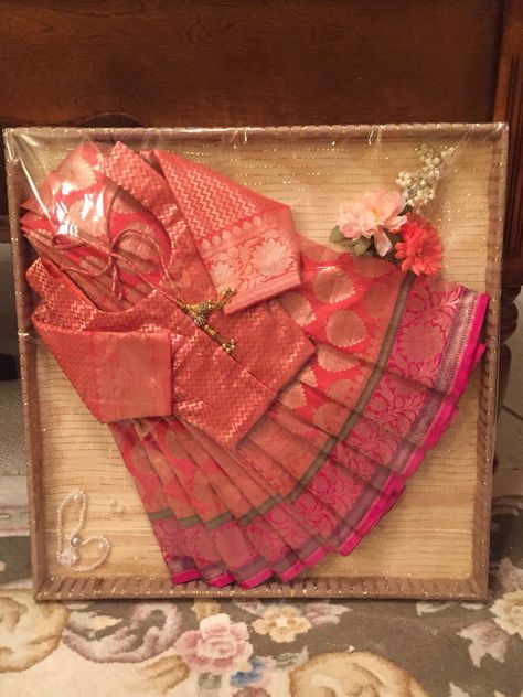 Saree dala for Bengali bride's engagement. More Saree Dala Decoration, Bengali Wedding Totto, Bengali Wedding Gift Tray, Bengali Wedding Tray Decoration, Saree Tray Decoration Ideas, Tatwa Decoration Bengali, Saree Packing For Wedding, Bengali Wedding Totto Decoration, Gift Wrapping Ideas Indian