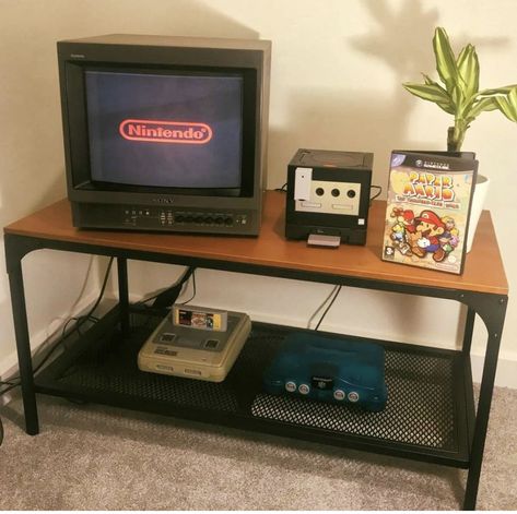 Old Game Consoles, Game Display, Mario Crafts, Retro Tv Stand, Vasos Vintage, Game Room Kids, Retro Games Room, Retro Console, Arcade Room