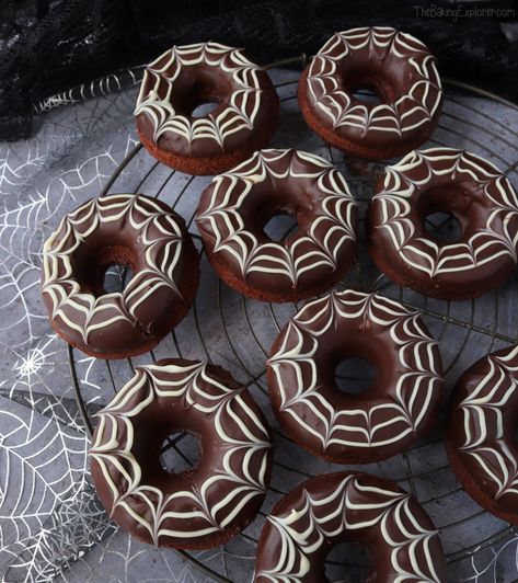 Chocolate Spiderweb Donuts Chocolate Spider Web, Dunkin' Donuts, Orange Loaf Cake, Donut Decorating Ideas, Halloween Donuts, Baked Donut Recipes, Pane Dolce, Halloween Baking, Halloween Recipe