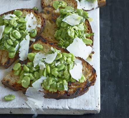 Bean Bruschetta, Fibre Recipes, Broad Bean Recipes, Cannellini Bean Dip, Bbq Inspiration, Barbecue Ideas, Veggie Recipe, Fresh Olives, Beans On Toast