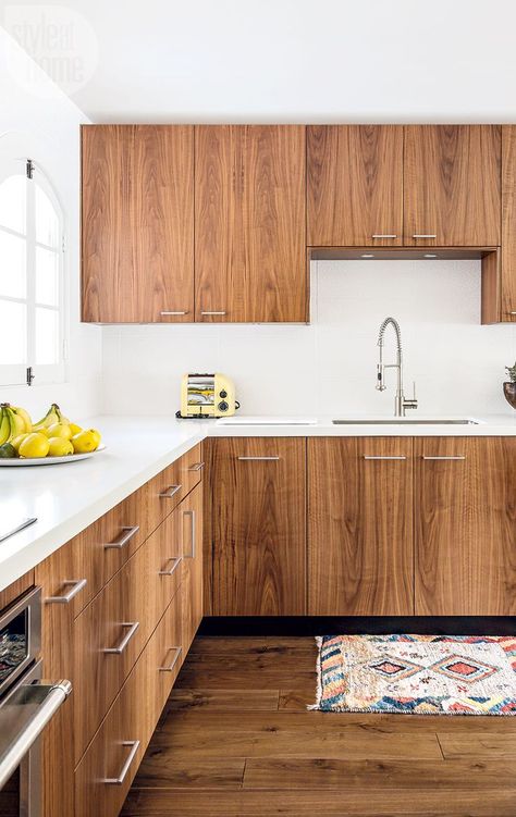 Walnut kitchen cabinetry with white counter and backsplash // mid century modern cabin design Modern Konyhatervezés, Dapur Rustic, Walnut Kitchen Cabinets, Model Dapur, Refacing Kitchen Cabinets, Walnut Kitchen, Kabinet Dapur, Neutral Kitchen, Kitchen Wood