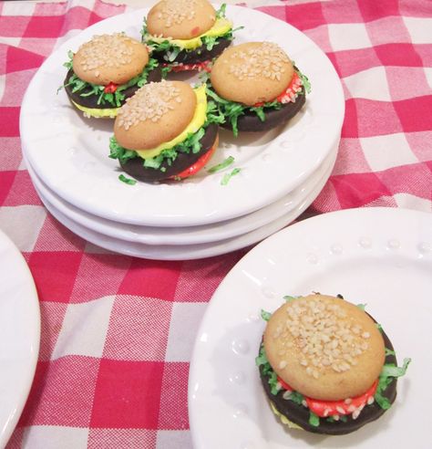 Cheeseburger Cookies, Hamburger Cookies, Frog Cupcakes, Mini Cheeseburger, Chocolate Covered Cookies, Mint Cookies, Wafer Cookies, Green Food Coloring, Vanilla Cookies