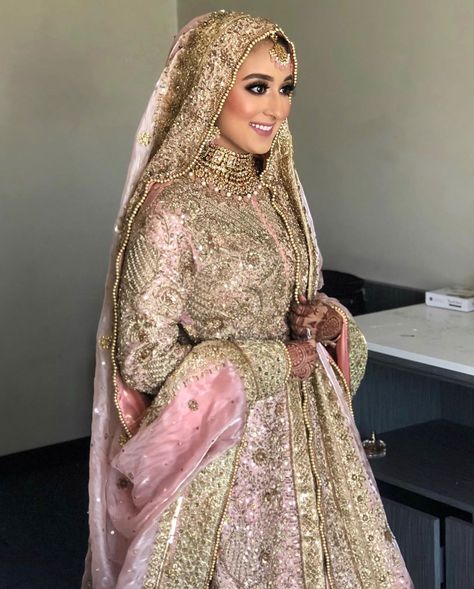 Muslim Brides Indian, Hijabi Bride, Bridal Hijab Styles, Nikah Outfit, Hijabi Brides, Walima Dress, Red Bridal Dress, Bridal Hijab, Desi Wedding Dresses