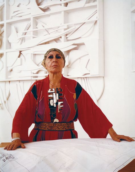 Louise Nevelson: Undaunted Vision - ELYSIAN Magazine Richard Avedon Portraits, New York Drawing, Artists In Their Studios, Lorenzo Bernini, Louise Nevelson, Artist Portraits, Women Artist, Art Spaces, Franz Marc