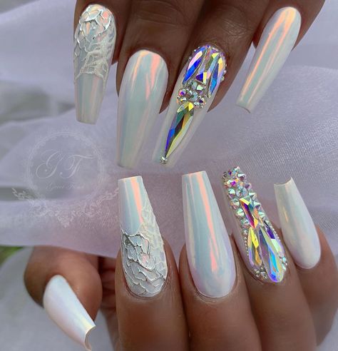 Ombre nail designs look very cool and glamorous. That’s why a great many of women would like to have them. Get your inspiration here. Frosted Nail Designs, White And Blue Ombre Nails, White Eye Makeup, Sunflower Nail Art, Blue Ombre Nails, Pink Ombre Nails, Wedding Nails Design, Ballerina Nails, Bride Nails