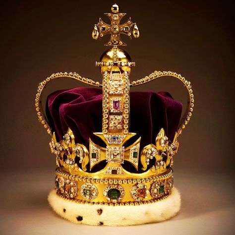 My Lineage on Instagram: “The Crown Jewels of the monarchy of the United Kingdom of Great Britain and Northern Ireland date mostly to the 17th century. The regalia…” Ratu Elizabeth, St Edward's Crown, Imperial State Crown, British Crown Jewels, Royal Crown Jewels, Richard Ii, Royal Collection Trust, Royal Crowns, Royal Tiaras