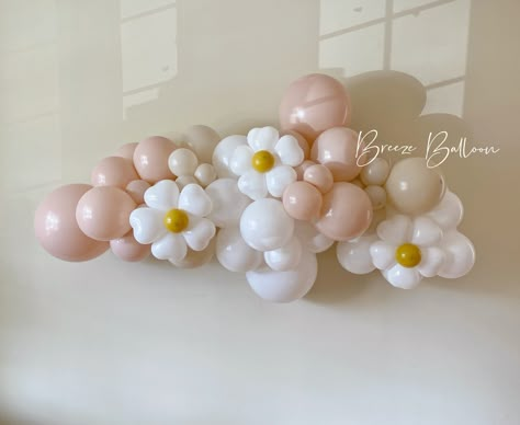 Daisy Balloon Garland, Daisy Baby Shower, 2nd Birthday Party For Girl, Flower Birthday Party, 1st Birthday Party For Girls, Baby Birthday Decorations, Daisy Party, Girl Birthday Themes