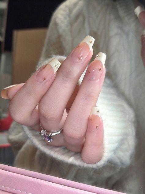 Aesthetic Nail Designs French Tip, French Tip Douyin Nails, Korean Nails Ideas White, Douyin French Nails, Douyin French Tip Nails, Korean Nails French Tip, Chinese Almond Nails, Korean Idol Nails, Korean French Nails