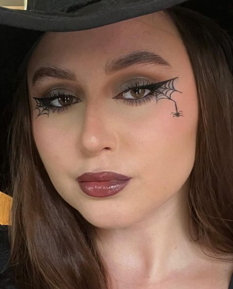 witch costume, witch makeup, witch aesthetic, witchcore, halloween makeup, easy halloween costume, last minute halloween costume Makeup For Halloween Witch, Simple Witch Makeup Halloween Kids, Witch's Makeup, Hot Witch Makeup, Very Easy Halloween Makeup, Witch Make Up Halloween Aesthetic, Minimalistic Halloween Costume, Witch Makeup Ideas Halloween, Witch Makeup Aesthetic