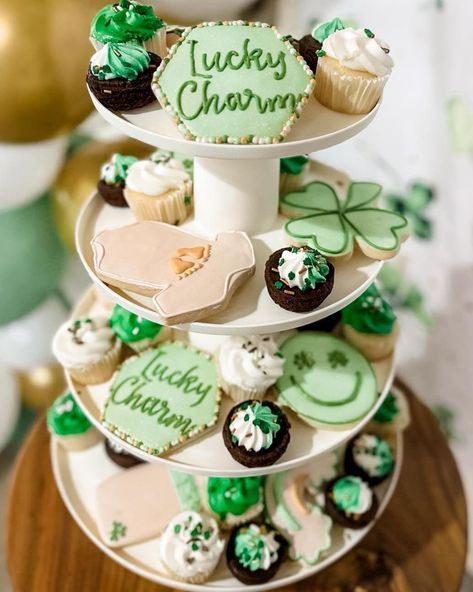 A “Lucky Charm” baby shower set 😍 🍀 . I wish this mom all the luck and many blessings as she prepares to welcome a sweet new baby into her life! . Thank you so much for allowing me to add a sweet touch to your celebration && for sharing the pictures too 😊 How Lucky Are We Baby Shower Theme, St Patricks Baby Shower, St Pattys Baby Shower Theme, March Theme Baby Shower Ideas, Lucky Charm Baby Shower Theme, Lucky Charms Baby Shower Theme, Lucky Baby Shower Theme, Baby Shower Ideas March, Baby Shower Themes March