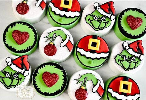 Baked with Love on Instagram: ““You’re a mean one, Mr. Grinch!” 💚💚💚 Had the most fun making Grinch themed chocolate covered Oreos!!!🎄🎅🏼⛄️❄️ Merry Christmas & Happy New…” Grinch Cupcakes, Themed Chocolate Covered Oreos, Grinch Food, Mr Grinch, Baked With Love, Grinch Party, Grinch Christmas Decorations, Chocolate Covered Treats, Covered Oreos