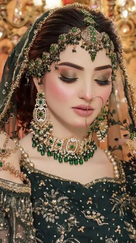 Mehandi Eye Makeup Look, Pakistani Makeup Looks Wedding, Mehndi Bridal Makeup, Mehndi Makeup Look, Walima Bridal Look, Pakistani Bride Hairstyle, Bridal Look Makeup, Dholki Ideas, Pakistani Bridal Makeup Hairstyles