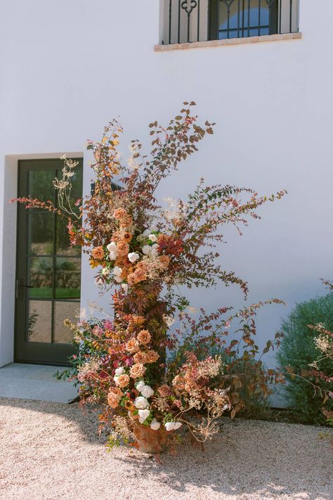 Wedding Altar Pillars, Wedding Ceremony Flowers Altar, Brown Wedding Flowers, Autumn Flowers Wedding, Small Fall Wedding, Thanksgiving Florals, Fall Wedding Aisle, Fall Wedding Flower Inspiration, Fall Wedding Arch