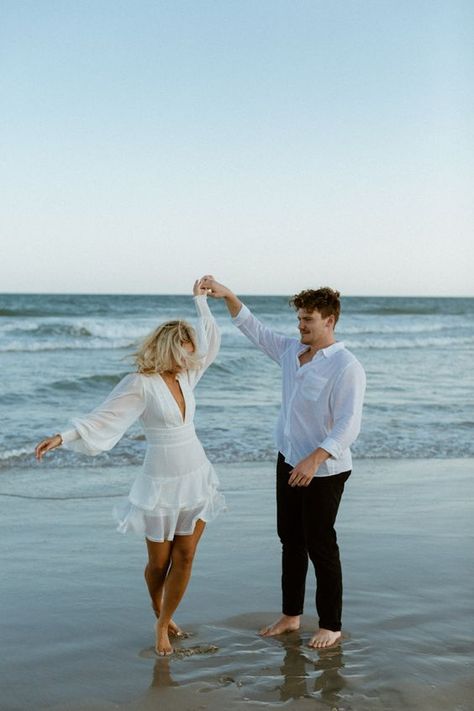 Engagement Photos Outfits Summer Beach, Sunrise Beach Engagement Photoshoot, Couple Beach Pictures Romantic, Proposal Poses, Proposal Pics, Photoshoot Ideas For Boyfriend, Engagement Photo Shoot Beach, Pre Wedding Photoshoot Beach, Creative Photo Ideas