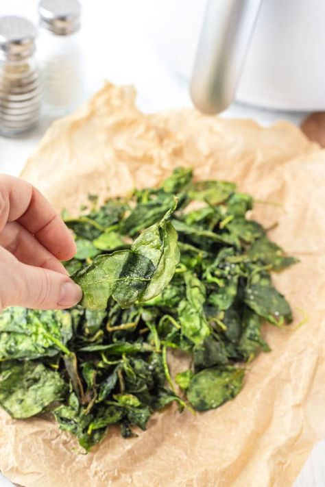 Crispy air fryer spinach chips are the bomb! A healthy snack with tons of flavor and fun to eat, make these in your Ninja Foodi or Cosori too. #spinachchips #airfryerspinach Fried Spinach Crispy, Air Fryer Spinach, Kale Chips Recipe Baked, Spinach Chips, Dehydrated Recipes, Fried Spinach, Kale Chips Baked, How To Make Spinach, Kale Chip Recipes