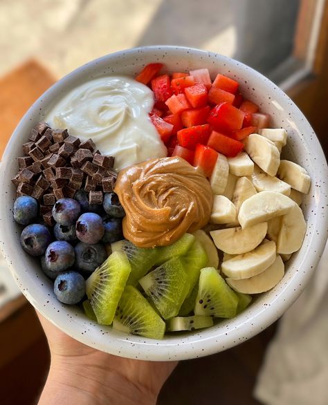 Loaded breakfast bowl🌈🥰 yes I promise there is apple-cinnamon oats under all the toppings🤪 which was such a comforting flavor… | Instagram Healthy Recipes Easy Snacks, Healthy Food Dishes, Healthy Bites, Healthy Food Motivation, Easy Snack Recipes, Breakfast Bowl, Healthy Clean Eating, Healthy Snacks Easy, Fair Food Recipes