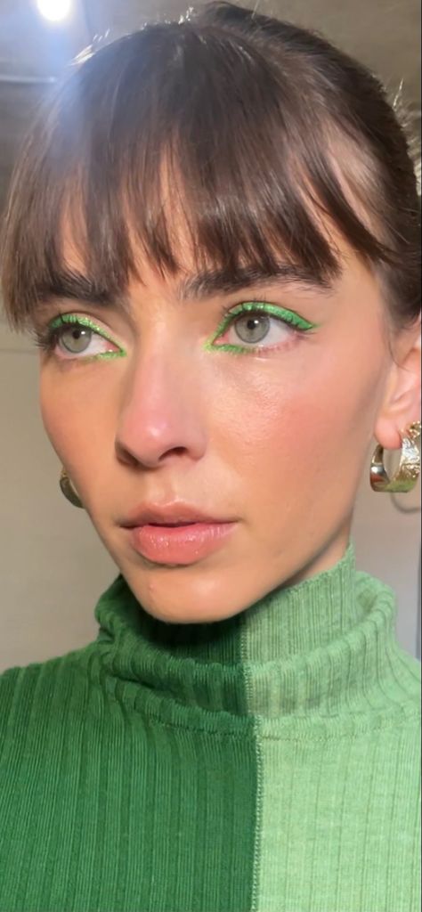 Taylor Swift Green Eyeshadow, Fun Green Eyeshadow Looks, Green Eyeliner Blue Eyes, Colourful Liner Eye Makeup, Lime Makeup Look, Simple Color Makeup, Lime Green Eyeliner, Gen Z Eye Makeup, Bright Green Makeup